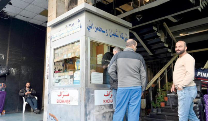 انهيار جديد لليرة اللبنانية مدفوعاً بمخاوف من التحقيقات الأوروبية<br />
غياب الحلول يهدد بوصول سعر الدولار لمائة ألف ليرة قبل نهاية العام