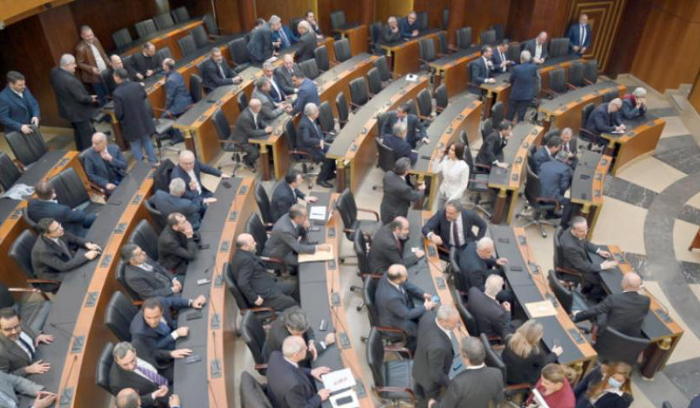 نواب لبنانيون «يعتصمون» حتى انتخاب رئيس<br />
وضاح الصادق لـ«الشرق الأوسط»: الوضع متأزم ويحتاج إلى مبادرة مختلفة