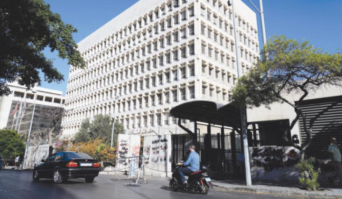 «المركزي» اللبناني يتحوّل «أسيراً» للعبة النقد وانسداد أفق الحلول السياسية<br />
الأسواق تترقب آليات كبح الانحدار المستمر لليرة