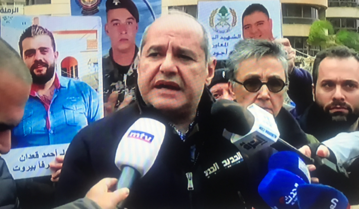 نواب وحشود شعبية  أمام مديرية امن الدولة  تضامنًا مع وليام نون