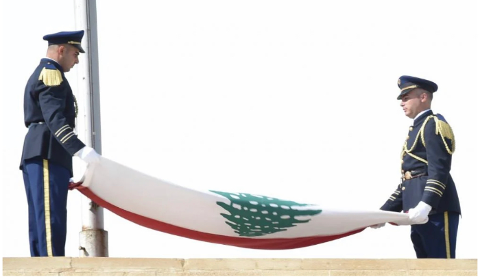 رئيس سابق عسكري 