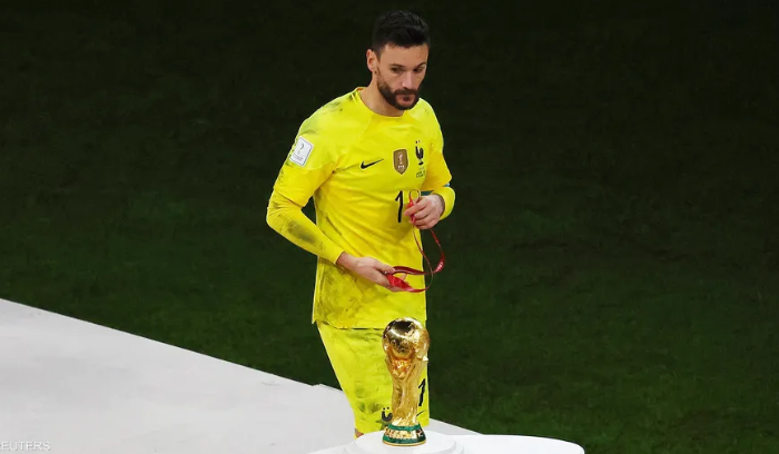 لوريس يخلع قفاز 