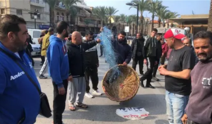 اعتصام لصيادي الأسماك احتجاجًا على استعمال الديناميت