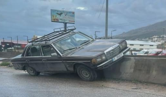 إنحراف سيّارة عن مسارها على أوتوستراد المنية الدولي
