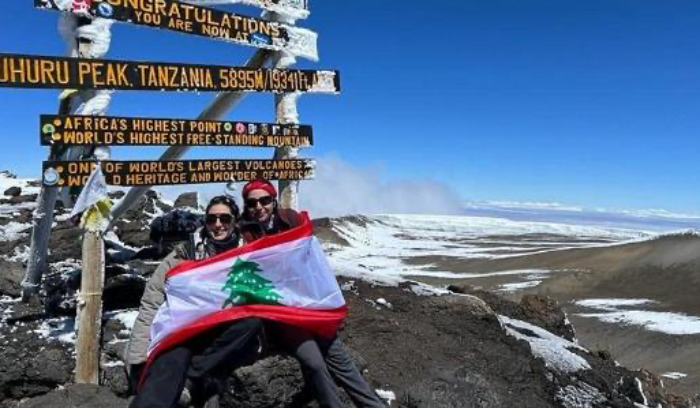 بالصّورة: علم لبنان على قمّة الجبل الأكثر ارتفاعاً في افريقيا