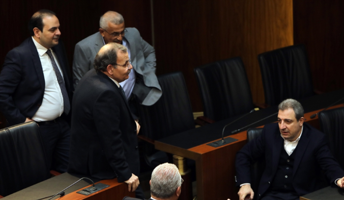 تساؤلات عن إدارة لبنان لمخاطره وسط الانشغالات الغربية