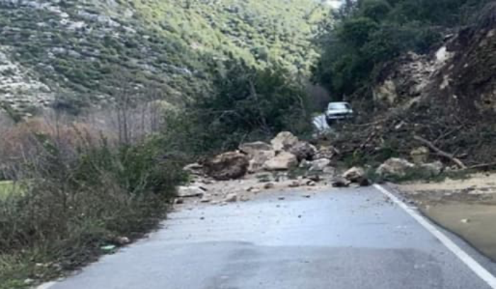 إنهيار صخري... ومناشدة من الأهالي