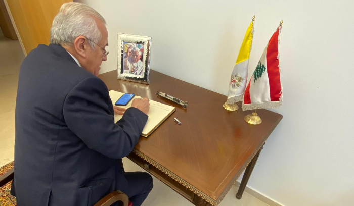 سليمان يقدم التعازي بالبابا بنديكتوس 16 في حريصا