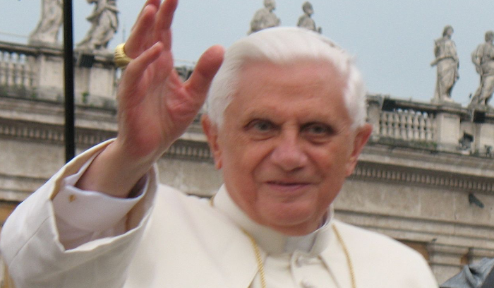 وفاة البابا بنديكتوس السادس عشر