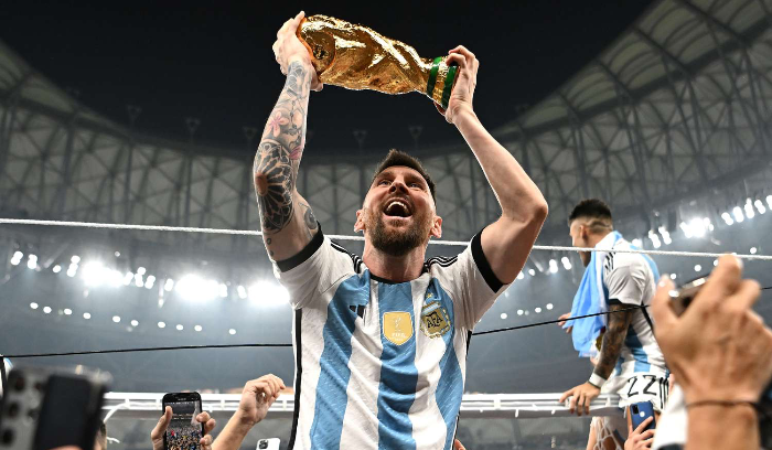 “فيفا” يأخذ كأس العالم من ميسي