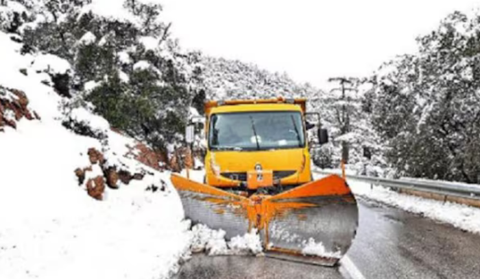 وزير الأشغال يتابع فتح الطرق خلال العاصفة