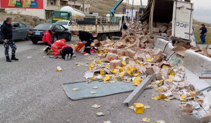 جرحى في انقلاب شاحنة على طريق ضهر البيدر