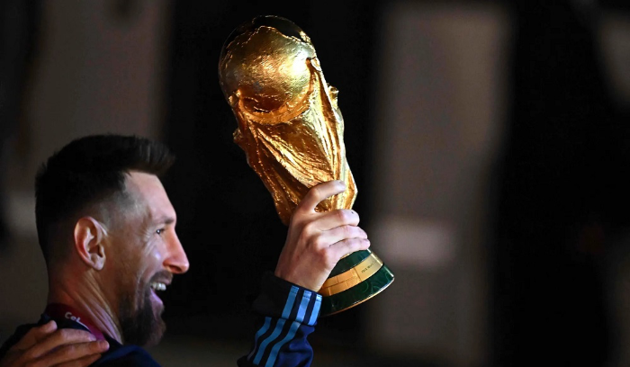 بالصورة: ميسي ينام بجانب كأس العالم