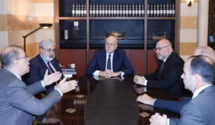 الأبيض: مستمرون رغم الظروف لإيجاد حلول للمشاكل