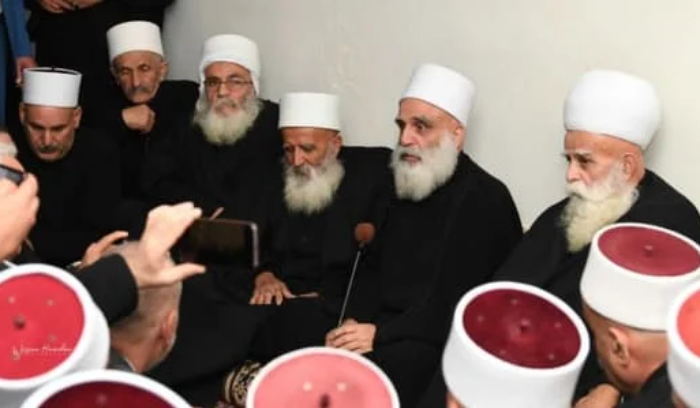 شيخ العقل زار مكارم مهنئاً: تتويجه خطوة مباركة على طريق صون الأمانة