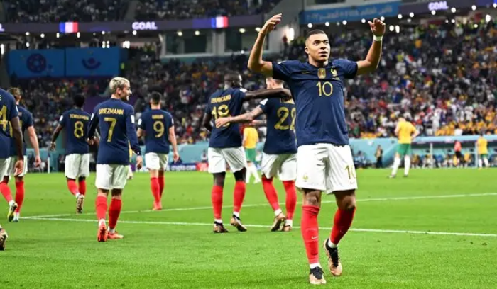 ماكرون: الرياضة تجمع البلدين في الاحترام والصّداقة