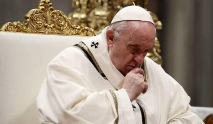 البابا فرنسيس ينهار بالبكاء!