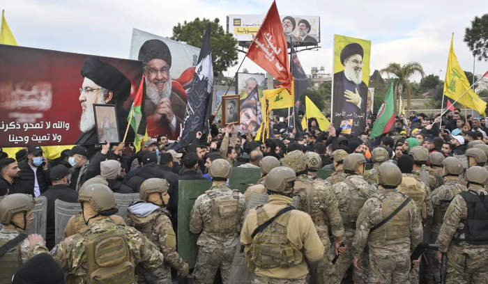 تباين حيال تظاهرات المطار والمزاج الشيعي مع الجيش