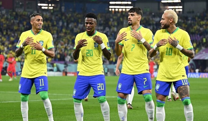 البرازيل تتأهل‬⁩ إلى الربع النهائي