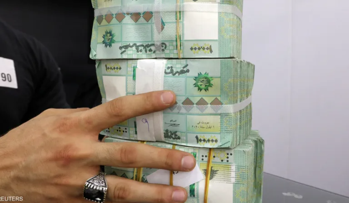 اللبنانيون يتهافتون على تسديد قروضهم قبل رفع سعر الدولار