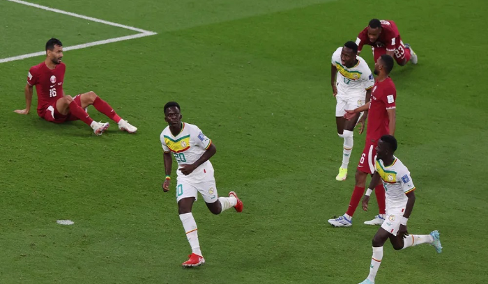 السنغال تفوز بثلاثية… وقطر تضع قدمًا خارج المونديال