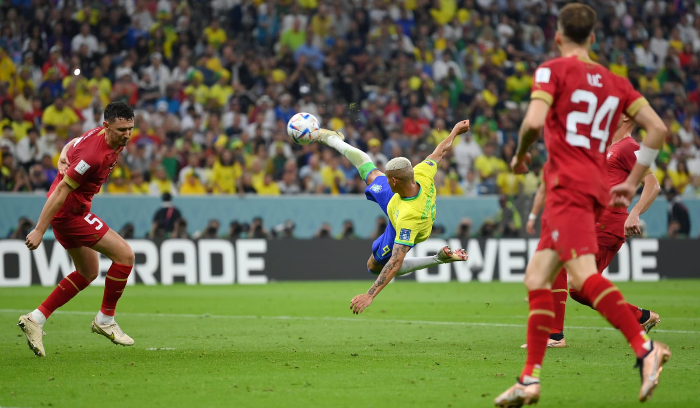 “السامبا تتألق”… البرازيل تفتتح مسيرتها بفوز ثمين على صربيا