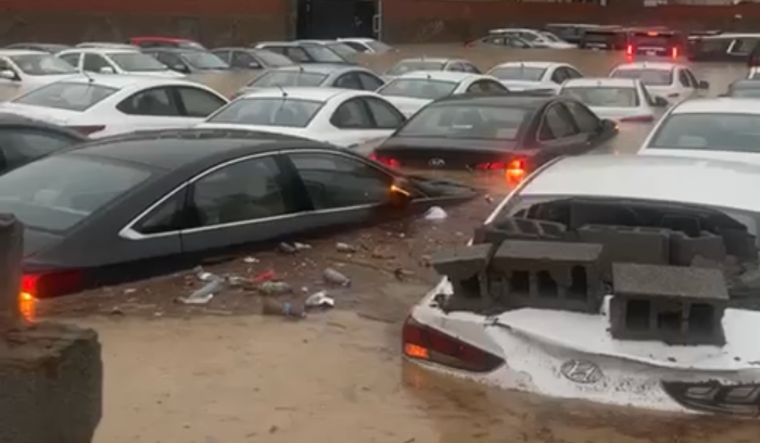 بالفيديو | جدة تغرق بالمياه…سيول قوية في السعودية!