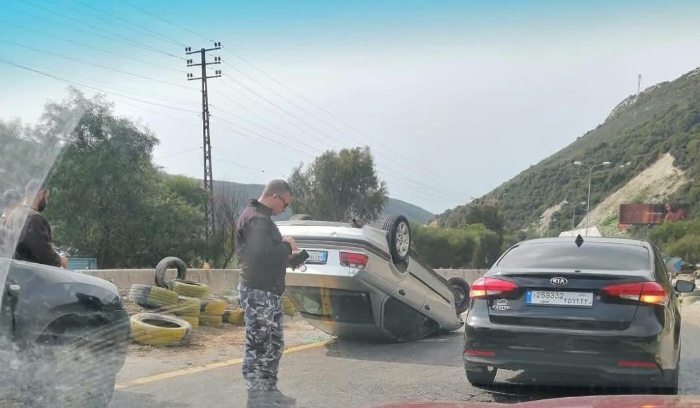 انقلاب سيارة على أوتوستراد شكا يتسبب بزحمة سير خانقة
