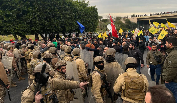 ««حزب الله» يخوض أول مواجهة مع الدولة اللبنانية<br />
تحرك سياسي وأمني رسمي «حازم» لمعالجة الاعتداء على «اليونيفيل»