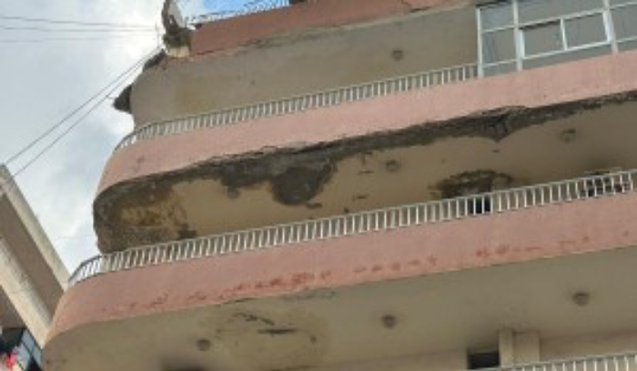 انهيار اجزاء كبيرة من سطح مبنى سكني في  مدينة صور