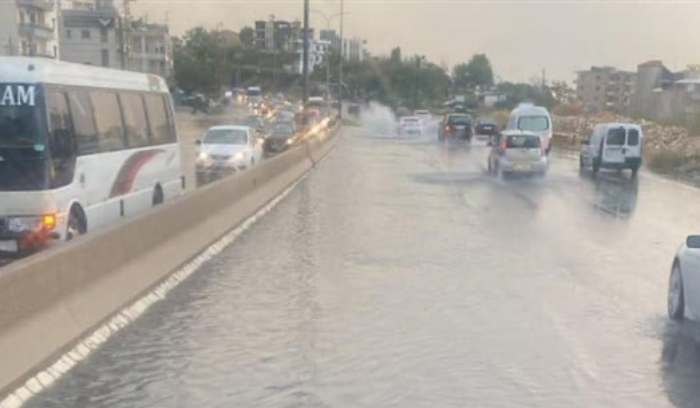 سحب سيارات جراء كثافة المتساقطات في الصفرا