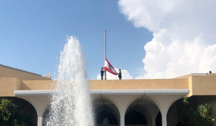 إنزال العلم اللبناني عن قصر بعبدا