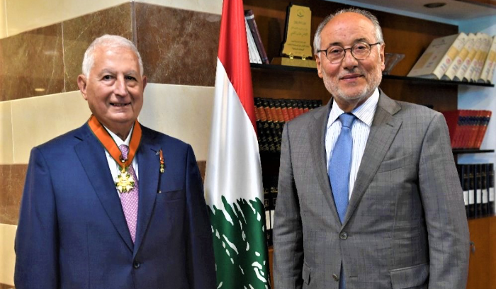 الحلبي قلّد هنري العويط  وسام الأرز الوطني من رتبة كومندور