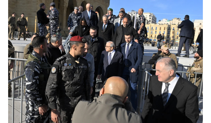 شخصيات سياسية تزور ضريح الشهيد الحريري ووفود شعبية تصل إلى ساحة الشهداء