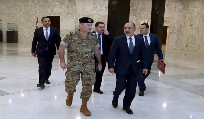 الوفد اللبناني يغادر بعبدا إلى الناقورة