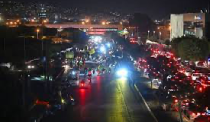 واشنطن تشرّع الإحتلال… وإشكالات بشأن حركة المطار<br />
 بري يتبلّغ رفض «اسرائيل» الإنسحاب: الأيام بيننا<br />
غضب واحتجاجات في الضاحية… والمستقبل» يعود اليوم