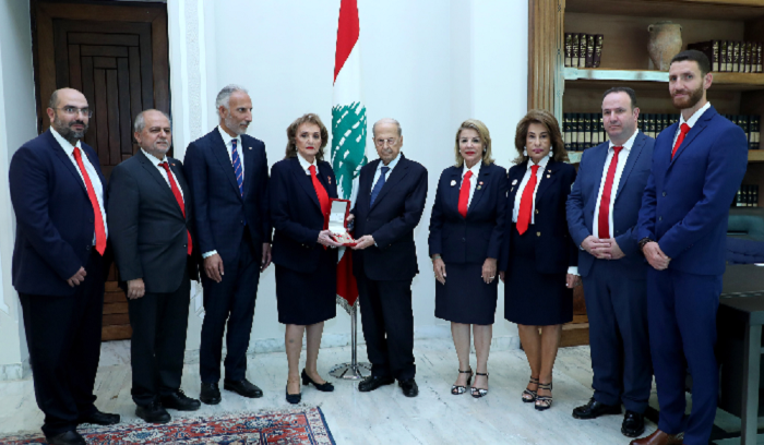 عون يكرّم الصليب الأحمر