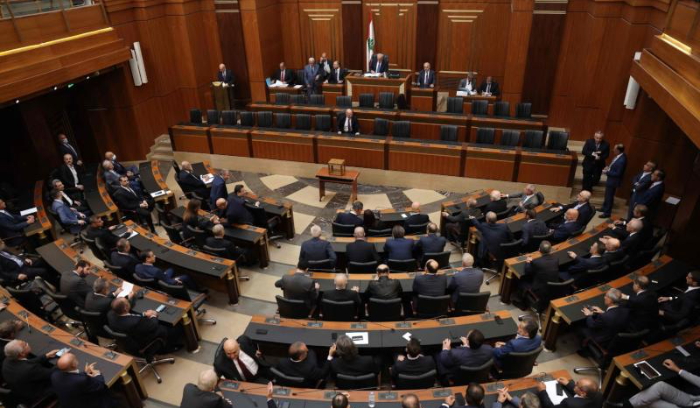 لبنان يدخل «الفراغ الرئاسي» عملياً قبل أسبوع من نهاية ولاية عون<br />
البرلمان يفقد نصابه للمرة الرابعة… وبري لـ «الشرق الأوسط» : الحوار بديل عن جلسات «مسرحية»