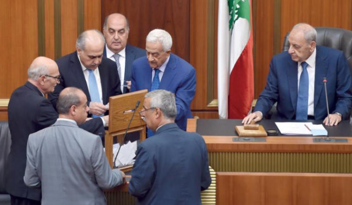 برلمان لبنان يفشل للمرة الثالثة في انتخاب رئيس جديد للجمهورية<br />
«حزب الله» وحلفاؤه يتمسكون بالورقة البيضاء... ومعوض يكسب «الثلث الضامن»