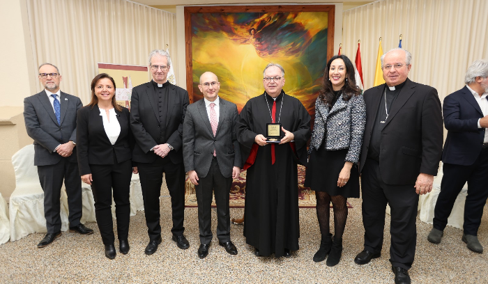 ميدالية شرفية للمطران تابت من البرلمان الكيبيكي