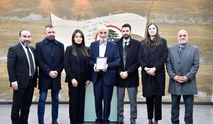 جعجع استقبل عائلة الراحل كلود أبو أنطون  ودرع تذكاري