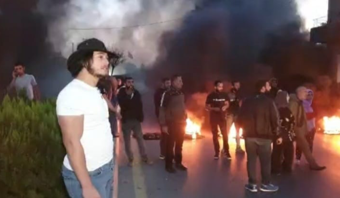قطع طريق بعلبك - حمص  احتجاجاً على توقيف شبان من آل المقداد