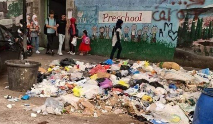 نفايات متراكمة أمام المدارس.. وهذا ما فعله الوزير!