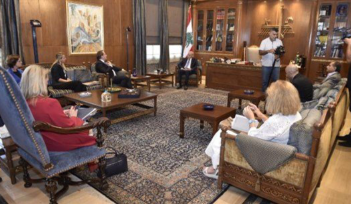 بري عرض الأوضاع مع المفوض الأوروبي لسياسة الجوار والتوسع