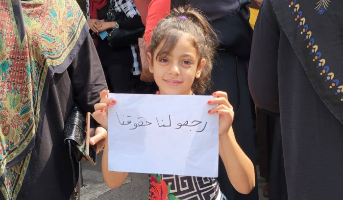 ماذا يفعل من يعجز عن شراء قلم ودفتر؟<br />
معركة الأساتذة مع الوزارة 