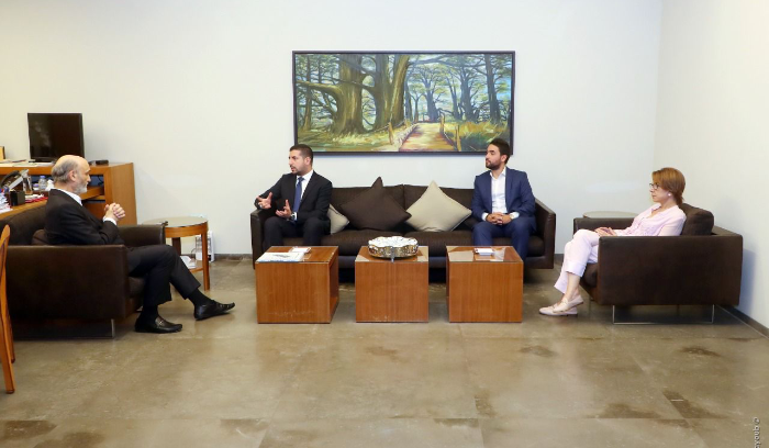 جان نخول سلم جعجع نسخة من كتابه