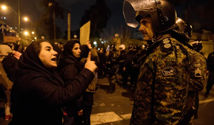 احتجاجات إيران تتوسّع… وحرق صورة خامنئي!