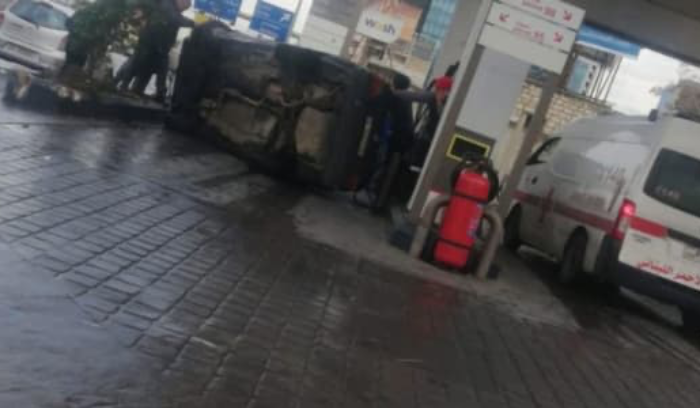 سيارة تقتحم محطة محروقات