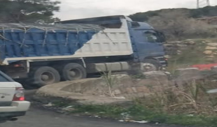 تعطل شاحنة على كوع عاريا