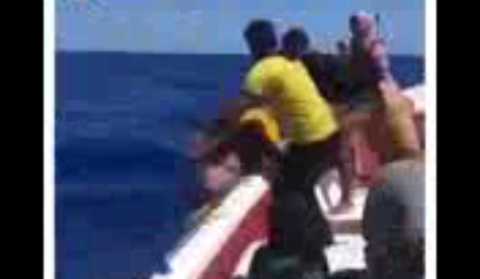 بالفيديو -  رمى طفله في البحر بعدما مات من الجوع والعطش